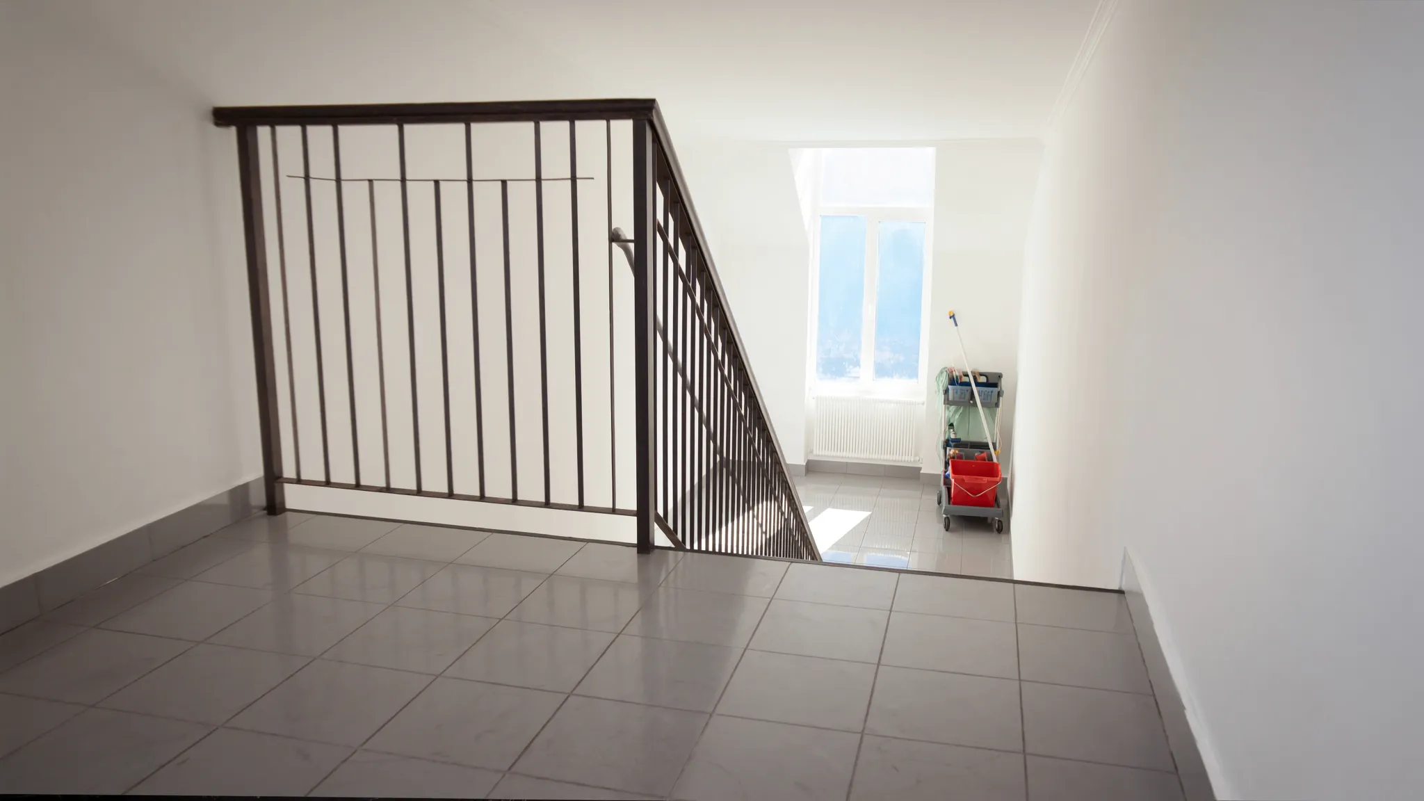 Sauberes Treppenhaus mit Reinigungswagen